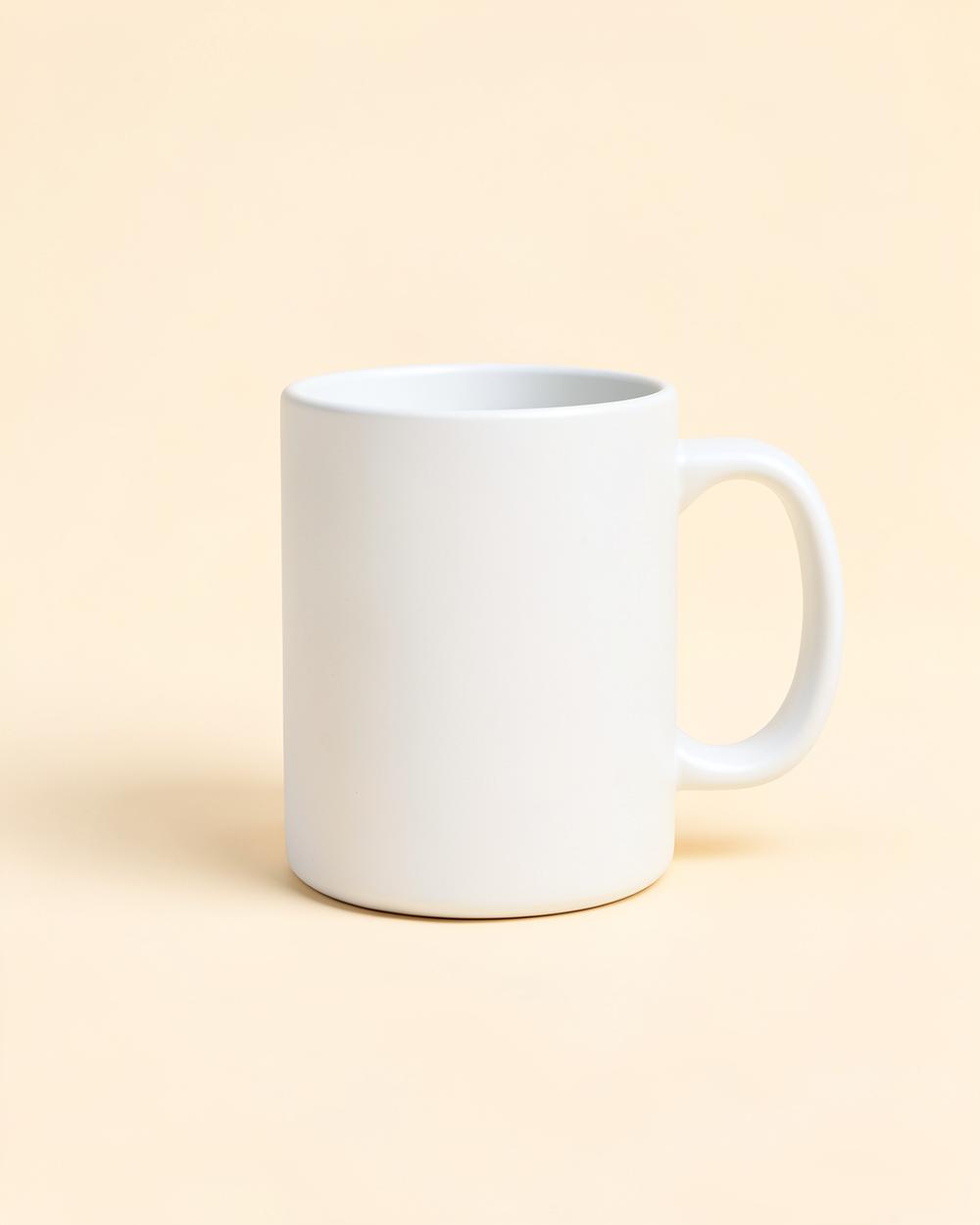Mug de bureau en céramique blanche mate sur un fond beige clair